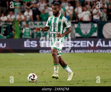 Budapest, Hongrie. 23 juillet 2024. Habib Maiga du Ferencvarosi TC contrôle le ballon lors du deuxième tour de qualification de la Ligue des champions de l'UEFA, match de 1ère manche entre Ferencvaros et les New Saints à Groupama Arena le 23 juillet 2024 à Budapest, en Hongrie. Crédit : Laszlo Szirtesi/Alamy Live News Banque D'Images