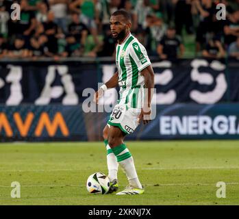 Budapest, Hongrie. 23 juillet 2024. Habib Maiga du Ferencvarosi TC contrôle le ballon lors du deuxième tour de qualification de la Ligue des champions de l'UEFA, match de 1ère manche entre Ferencvaros et les New Saints à Groupama Arena le 23 juillet 2024 à Budapest, en Hongrie. Crédit : Laszlo Szirtesi/Alamy Live News Banque D'Images