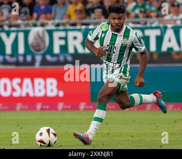 Budapest, Hongrie. 23 juillet 2024. Marquinhos de Ferencvarosi TC court avec le ballon lors du deuxième tour de qualification de la Ligue des champions de l'UEFA, match de 1ère manche entre Ferencvaros et les New Saints à Groupama Arena le 23 juillet 2024 à Budapest, en Hongrie. Crédit : Laszlo Szirtesi/Alamy Live News Banque D'Images