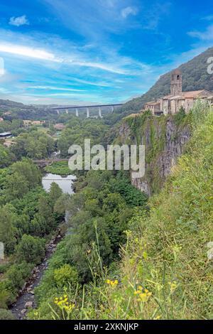 Photo panoramique de la ville historique de Castellfollit de la Roca en Catalogne dans la lumière du matin en été Banque D'Images