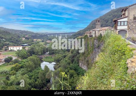 Photo panoramique de la ville historique de Castellfollit de la Roca en Catalogne dans la lumière du matin en été Banque D'Images