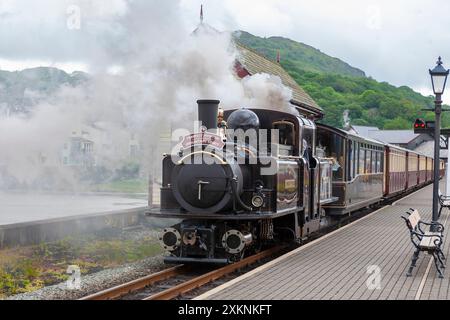 Double Fairlie 'James Spooner', la plus récente locomotive à vapeur au monde, à la gare de Porthmadog sur le chemin de fer de Festiniog, Gwynedd, dans le nord du pays de Galles Banque D'Images