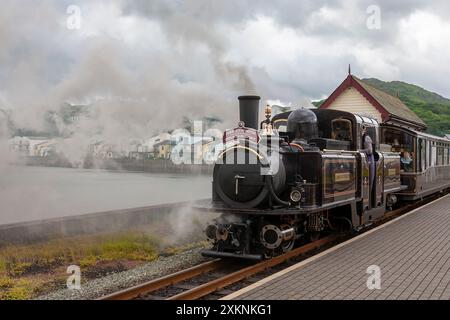 Double Fairlie 'James Spooner', la plus récente locomotive à vapeur au monde, à la gare de Porthmadog sur le chemin de fer de Festiniog, Gwynedd, dans le nord du pays de Galles Banque D'Images