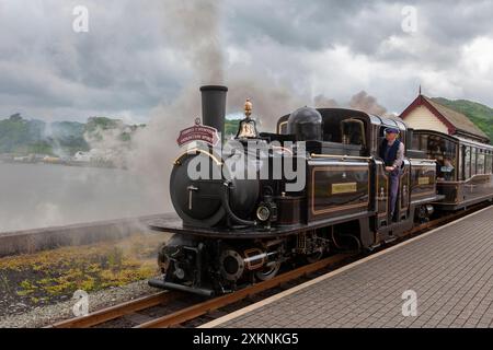 Double Fairlie 'James Spooner', la plus récente locomotive à vapeur au monde, à la gare de Porthmadog sur le chemin de fer de Festiniog, Gwynedd, dans le nord du pays de Galles Banque D'Images