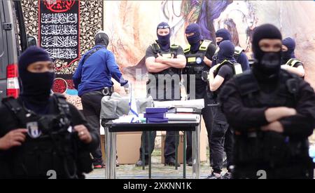 Berlin, Allemagne. 24 juillet 2024. Les policiers recueillent des preuves devant le Centre islamique de Berlin à Ordensmeisterstraße. Crédit : Sven Käuler/TNN/dpa/Alamy Live News Banque D'Images