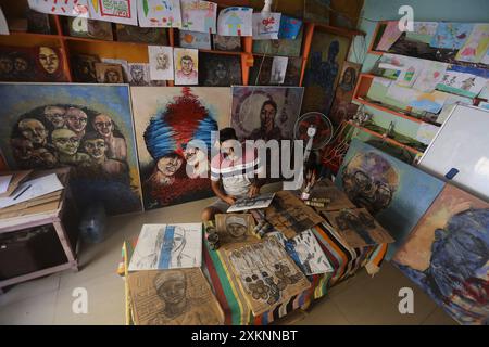 Un plasticien palestinien Ahmed Muhanna peint des tableaux dans son atelier du camp de Deir al-Balah Un plasticien palestinien Ahmed Muhanna peint des tableaux dans son atelier du camp de Deir al-Balah, dans le centre de la bande de Gaza , le 24 juillet 2024. Al-Banna utilise le papier des boîtes en carton destinées à distribuer l'aide humanitaire aux déplacés, pour peindre des peintures qui expriment la vie dure des Palestiniens à la lumière de la guerre israélienne continue dans la bande de Gaza. Photo Naaman Omar apaimages Dair El-Balah Gaza Gaza territoire palestinien 240724 Dair El Balah NAA 0026 Copyright : xa Banque D'Images