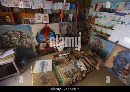 Un plasticien palestinien Ahmed Muhanna peint des tableaux dans son atelier du camp de Deir al-Balah Un plasticien palestinien Ahmed Muhanna peint des tableaux dans son atelier du camp de Deir al-Balah, dans le centre de la bande de Gaza , le 24 juillet 2024. Al-Banna utilise le papier des boîtes en carton destinées à distribuer l'aide humanitaire aux déplacés, pour peindre des peintures qui expriment la vie dure des Palestiniens à la lumière de la guerre israélienne continue dans la bande de Gaza. Photo Naaman Omar apaimages Dair El-Balah Gaza Gaza territoire palestinien 240724 Dair El Balah NAA 0027 Copyright : xa Banque D'Images