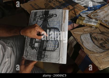 Un plasticien palestinien Ahmed Muhanna peint des tableaux dans son atelier du camp de Deir al-Balah Un plasticien palestinien Ahmed Muhanna peint des tableaux dans son atelier du camp de Deir al-Balah, dans le centre de la bande de Gaza , le 24 juillet 2024. Al-Banna utilise le papier des boîtes en carton destinées à distribuer l'aide humanitaire aux déplacés, pour peindre des peintures qui expriment la vie dure des Palestiniens à la lumière de la guerre israélienne continue dans la bande de Gaza. Photo Naaman Omar apaimages Dair El-Balah Gaza Gaza territoire palestinien 240724 Dair El Balah NAA 0024 Copyright : xa Banque D'Images