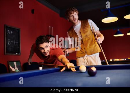 Les amis jouent une partie de billard dans un cadre décontracté, avec un concentré sur la prise de vue. Banque D'Images