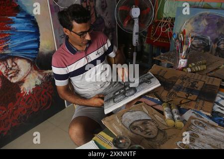 Un plasticien palestinien Ahmed Muhanna peint des tableaux dans son atelier du camp de Deir al-Balah Un plasticien palestinien Ahmed Muhanna peint des tableaux dans son atelier du camp de Deir al-Balah, dans le centre de la bande de Gaza , le 24 juillet 2024. Al-Banna utilise le papier des boîtes en carton destinées à distribuer l'aide humanitaire aux déplacés, pour peindre des peintures qui expriment la vie dure des Palestiniens à la lumière de la guerre israélienne continue dans la bande de Gaza. Photo Naaman Omar apaimages Dair El-Balah Gaza Gaza territoire palestinien 240724 Dair El Balah NAA 0012 Copyright : xa Banque D'Images