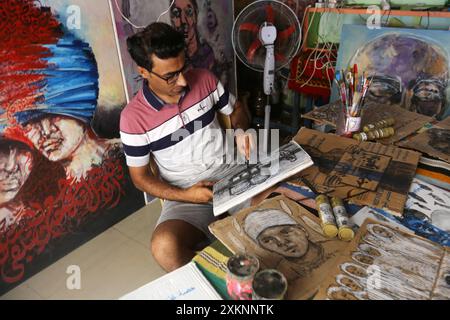 Un plasticien palestinien Ahmed Muhanna peint des tableaux dans son atelier du camp de Deir al-Balah Un plasticien palestinien Ahmed Muhanna peint des tableaux dans son atelier du camp de Deir al-Balah, dans le centre de la bande de Gaza , le 24 juillet 2024. Al-Banna utilise le papier des boîtes en carton destinées à distribuer l'aide humanitaire aux déplacés, pour peindre des peintures qui expriment la vie dure des Palestiniens à la lumière de la guerre israélienne continue dans la bande de Gaza. Photo Naaman Omar apaimages Dair El-Balah Gaza Gaza territoire palestinien 240724 Dair El Balah NAA 0011 Copyright : xa Banque D'Images