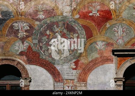 Design décoratif peint au milieu des années 1500 ce sur la façade du Palazzo Alberti-Colico à trente, Italie. Il comprend un lion rampant à carreaux ou manteau à carreaux sur un bouclier héraldique dans un médaillon d'armes. Banque D'Images