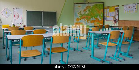 Salle de classe vide avec tableau de craie et carte en arrière-plan Banque D'Images