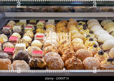 Pâtisseries variées sur l'exposition dans une pâtisserie. Banque D'Images