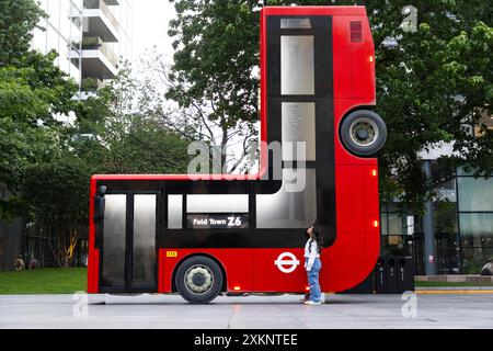 UTILISATION ÉDITORIALE SEULE une installation artistique d'un bus londonien plié de Caspar Philips est dévoilée à Bishops Square, Londres, commandée par Samsung. Date de la photo : mercredi 24 juillet 2024. Banque D'Images