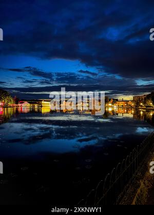 L'horizon de la Suède. Une photo de nuit avec des reflets aquatiques pittoresques, mettant en scène des maisons au bord de la rivière Melaren. Eskilstuna. Banque D'Images