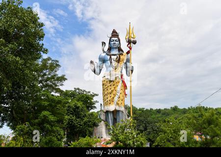 Statue du Seigneur Shiva sur les rives du fleuve sacré du Gange à Haridwar, en Inde. Banque D'Images