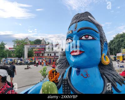 Statue du Seigneur Shiva sur les rives du fleuve sacré du Gange à Haridwar, en Inde. Banque D'Images