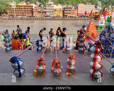 Pèlerin hindou allant pour kanwar yatra pieds nus pour adorer le seigneur Shiv à har ki paudi, haridwar. Banque D'Images