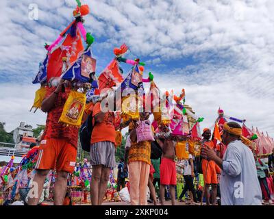 Pèlerin hindou allant pour kanwar yatra pieds nus pour adorer le seigneur Shiv à har ki paudi, haridwar. Banque D'Images