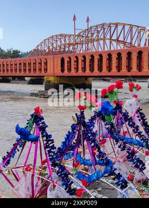 Pèlerin hindou allant pour kanwar yatra pieds nus pour adorer le seigneur Shiv à har ki paudi, haridwar. Banque D'Images