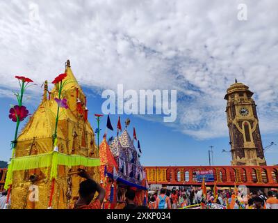 Pèlerin hindou allant pour kanwar yatra pieds nus pour adorer le seigneur Shiv à har ki paudi, haridwar. Banque D'Images