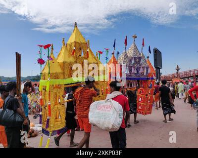 Pèlerin hindou allant pour kanwar yatra pieds nus pour adorer le seigneur Shiv à har ki paudi, haridwar. Banque D'Images