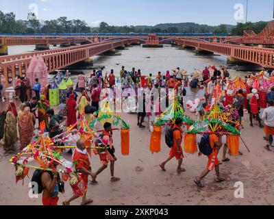 Pèlerin hindou allant pour kanwar yatra pieds nus pour adorer le seigneur Shiv à har ki paudi, haridwar. Banque D'Images