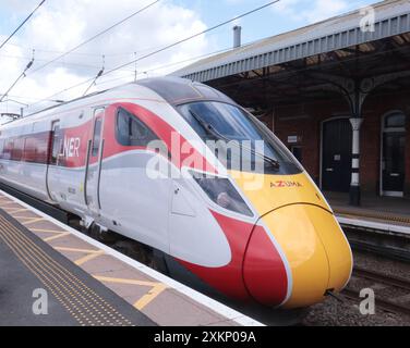 Grantham Angleterre Royaume-Uni 23 juillet 2024 le train nommé Azuma exploité par London North Eastern Railway (LNER) est un train bi-mode à unités multiples dans la British Rail Class 800 le type Class 800 utilise des moteurs électriques alimentés par des fils électriques aériens pour la traction, mais dispose également de générateurs diesel pour permettre aux trains de fonctionner sur des voies non électrifiées. ©GED Noonan/Alamy Banque D'Images