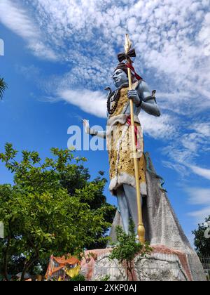 Statue du Seigneur Shiva sur les rives du fleuve sacré du Gange à Haridwar, en Inde. Banque D'Images