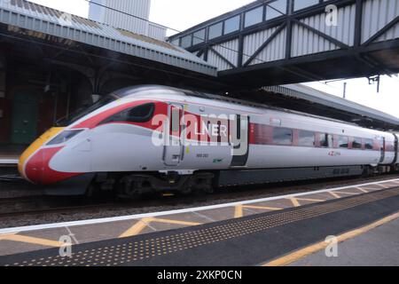 Grantham Angleterre Royaume-Uni 23 juillet 2024 le train nommé Azuma exploité par London North Eastern Railway (LNER) est un train bi-mode à unités multiples dans la British Rail Class 800 le type Class 800 utilise des moteurs électriques alimentés par des fils électriques aériens pour la traction, mais dispose également de générateurs diesel pour permettre aux trains de fonctionner sur des voies non électrifiées. ©GED Noonan/Alamy Banque D'Images