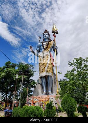 Statue du Seigneur Shiva sur les rives du fleuve sacré du Gange à Haridwar, en Inde. Banque D'Images