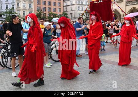 Cracovie. Cracovie. Pologne. Performance par extinction Rebellion Red Rebelels Brigade groupe artistique activiste créé en réponse à l'environnement mondial c Banque D'Images