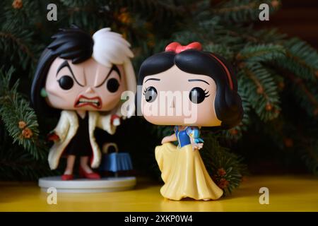 Funko Pop figurines d'action de Disney vilain Cruella de Vil du film d'animation 101 Dalmatiens et princesse Blanche-neige. Branches de sapin, sol jaune. Banque D'Images