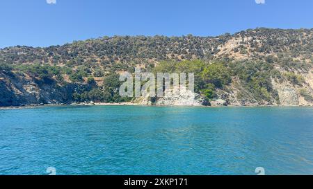 Le Blue Lagoon à Chypre est un endroit bien connu et pittoresque, situé dans la péninsule d'Akamas sur la côte ouest de l'île Banque D'Images