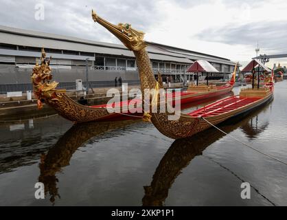 Bangkok, Thaïlande. 24 juillet 2024. La barge royale est vue au Royal Thai Naval Dockyard. La cérémonie de la procession de la barge royale pour présenter la Cathine royale, ou les robes, au moine bouddhiste, ou la cérémonie de rite bouddhiste royale Kathin, aura lieu sur la rivière Chao Phraya le 27 octobre pour marquer le roi de Thaïlande Maha Vajiralongkorn Bodindradebayavarangkun (Rama X), 72e anniversaire, qui est le 28 juillet. Crédit : SOPA images Limited/Alamy Live News Banque D'Images