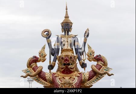 Bangkok, Thaïlande. 24 juillet 2024. La barge royale est vue au Royal Thai Naval Dockyard. La cérémonie de la procession de la barge royale pour présenter la Cathine royale, ou les robes, au moine bouddhiste, ou la cérémonie de rite bouddhiste royale Kathin, aura lieu sur la rivière Chao Phraya le 27 octobre pour marquer le roi de Thaïlande Maha Vajiralongkorn Bodindradebayavarangkun (Rama X), 72e anniversaire, qui est le 28 juillet. Crédit : SOPA images Limited/Alamy Live News Banque D'Images