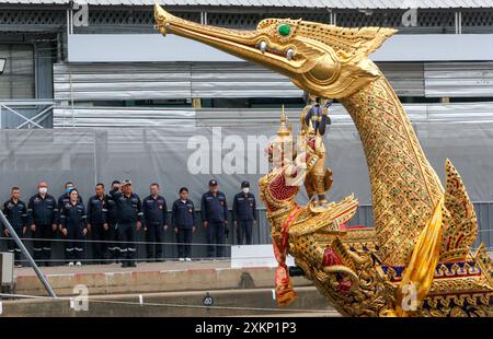 Bangkok, Thaïlande. 24 juillet 2024. La barge royale est vue au Royal Thai Naval Dockyard. La cérémonie de la procession de la barge royale pour présenter la Cathine royale, ou les robes, au moine bouddhiste, ou la cérémonie de rite bouddhiste royale Kathin, aura lieu sur la rivière Chao Phraya le 27 octobre pour marquer le roi de Thaïlande Maha Vajiralongkorn Bodindradebayavarangkun (Rama X), 72e anniversaire, qui est le 28 juillet. Crédit : SOPA images Limited/Alamy Live News Banque D'Images