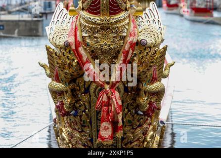 Bangkok, Thaïlande. 24 juillet 2024. La barge royale est vue au Royal Thai Naval Dockyard. La cérémonie de la procession de la barge royale pour présenter la Cathine royale, ou les robes, au moine bouddhiste, ou la cérémonie de rite bouddhiste royale Kathin, aura lieu sur la rivière Chao Phraya le 27 octobre pour marquer le roi de Thaïlande Maha Vajiralongkorn Bodindradebayavarangkun (Rama X), 72e anniversaire, qui est le 28 juillet. Crédit : SOPA images Limited/Alamy Live News Banque D'Images