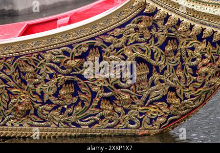 Bangkok, Thaïlande. 24 juillet 2024. La vue détaillée d'une barge royale au Royal Thai Naval Dockyard. La cérémonie de la procession de la barge royale pour présenter la Cathine royale, ou les robes, au moine bouddhiste, ou la cérémonie de rite bouddhiste royale Kathin, aura lieu sur la rivière Chao Phraya le 27 octobre pour marquer le roi de Thaïlande Maha Vajiralongkorn Bodindradebayavarangkun (Rama X), 72e anniversaire, qui est le 28 juillet. Crédit : SOPA images Limited/Alamy Live News Banque D'Images