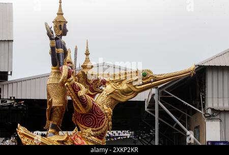 Bangkok, Thaïlande. 24 juillet 2024. La barge royale est vue au Royal Thai Naval Dockyard. La cérémonie de la procession de la barge royale pour présenter la Cathine royale, ou les robes, au moine bouddhiste, ou la cérémonie de rite bouddhiste royale Kathin, aura lieu sur la rivière Chao Phraya le 27 octobre pour marquer le roi de Thaïlande Maha Vajiralongkorn Bodindradebayavarangkun (Rama X), 72e anniversaire, qui est le 28 juillet. (Photo de Chaiwat Subprasom/SOPA images/Sipa USA) crédit : Sipa USA/Alamy Live News Banque D'Images