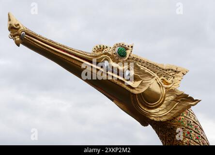 Bangkok, Thaïlande. 24 juillet 2024. La barge royale est vue au Royal Thai Naval Dockyard. La cérémonie de la procession de la barge royale pour présenter la Cathine royale, ou les robes, au moine bouddhiste, ou la cérémonie de rite bouddhiste royale Kathin, aura lieu sur la rivière Chao Phraya le 27 octobre pour marquer le roi de Thaïlande Maha Vajiralongkorn Bodindradebayavarangkun (Rama X), 72e anniversaire, qui est le 28 juillet. (Photo de Chaiwat Subprasom/SOPA images/Sipa USA) crédit : Sipa USA/Alamy Live News Banque D'Images