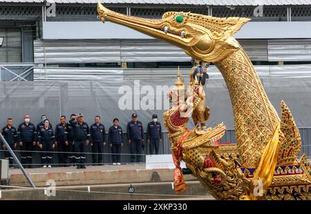 Bangkok, Thaïlande. 24 juillet 2024. La barge royale est vue au Royal Thai Naval Dockyard. La cérémonie de la procession de la barge royale pour présenter la Cathine royale, ou les robes, au moine bouddhiste, ou la cérémonie de rite bouddhiste royale Kathin, aura lieu sur la rivière Chao Phraya le 27 octobre pour marquer le roi de Thaïlande Maha Vajiralongkorn Bodindradebayavarangkun (Rama X), 72e anniversaire, qui est le 28 juillet. (Photo de Chaiwat Subprasom/SOPA images/Sipa USA) crédit : Sipa USA/Alamy Live News Banque D'Images