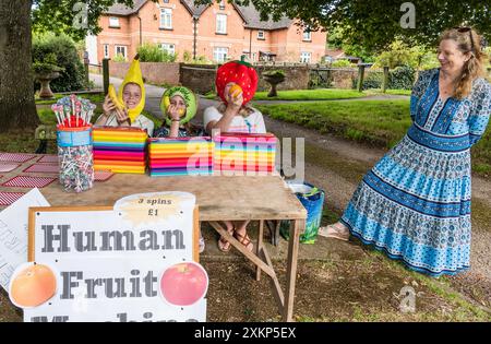 Otterton Village Fete. Machine à fruits humaine. Banque D'Images