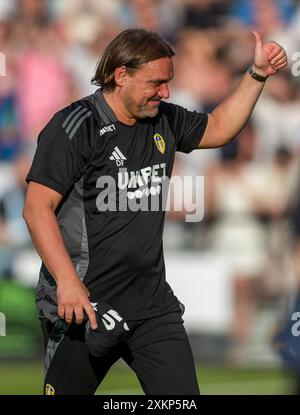 Daniel Farke, manager de Leeds United, reconnaît les fans lors du Harrogate Town FC contre Leeds United FC au Exercise Stadium, Harrogate, Royaume-Uni, le 19 juillet 2024 crédit : Every second Media/Alamy Live News Banque D'Images