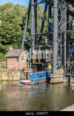 Canal Boat entrant dans l'ascenseur bas niveau Anderton Boat Lift, Northwich, Cheshire, 2021 Banque D'Images