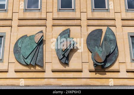 La sculpture Barbara Hepworth 'thème et variations' au-dessus de l'ancien siège de la Cheltenham & Gloucester Building Society à Clarence Street, Cheltenham Spa Banque D'Images