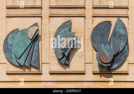 La sculpture Barbara Hepworth 'thème et variations' au-dessus de l'ancien siège de la Cheltenham & Gloucester Building Society à Clarence Street, Cheltenham Spa Banque D'Images