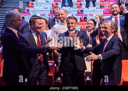 Paris, France. 24 juillet 2024. Le président français Emmanuel Macron (C) célèbre que les Alpes françaises ont remporté la candidature pour les Jeux d’hiver de 2030 lors de la 142e session du CIO à Paris, France, le 24 juillet 2024. Les Alpes françaises ont été récompensées mercredi par le CIO pour accueillir les Jeux Olympiques d’hiver de 2030, mais à condition que le gouvernement français fournisse des garanties financières et organisationnelles avant les dates fixées par le CIO. Crédit : Meng Dingbo/Xinhua/Alamy Live News Banque D'Images