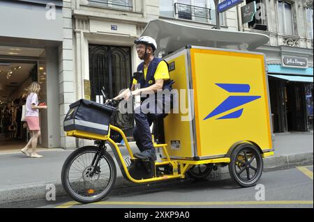 FRANCE. PARIS (75) 4E ARRONDISSEMENT. POUR LA PÉRIODE DES JEUX OLYMPIQUES DE PARIS 2024, LA POSTE A MIS EN PLACE UN SERVICE DE LIVRAISON DE COURRIER ET COLIS UTILISANT DE Banque D'Images